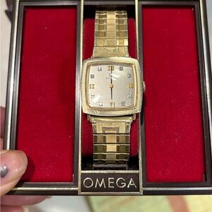 💯 Authentic OMEGA  Gold 1973 model with original box pamphlet and receipt.